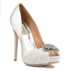 Badgley Mischka Pettal Satin Size 8